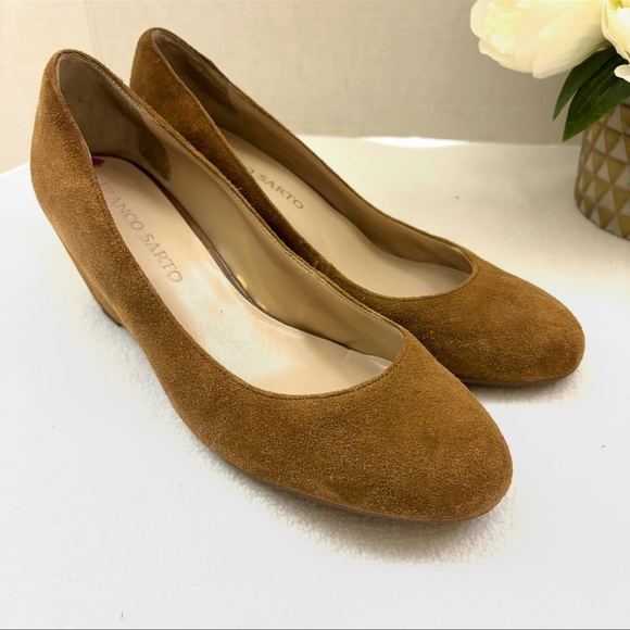 Franco Sarto Tan Suede 70’s” Closed Round Toe Slip On Wedge Heels Size 8.5 - Picture 2 of 12